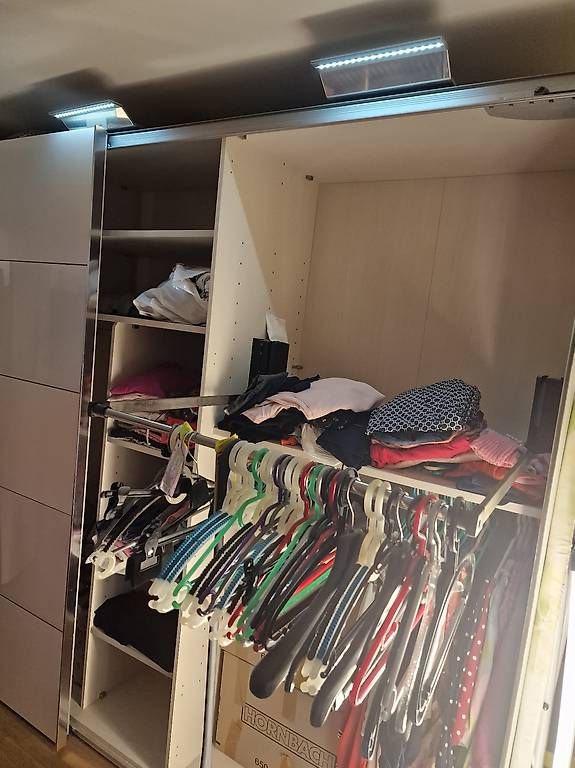 Schränke: Hochwertiger Kleiderschrank – Gebraucht aus Basel von granatrot 1