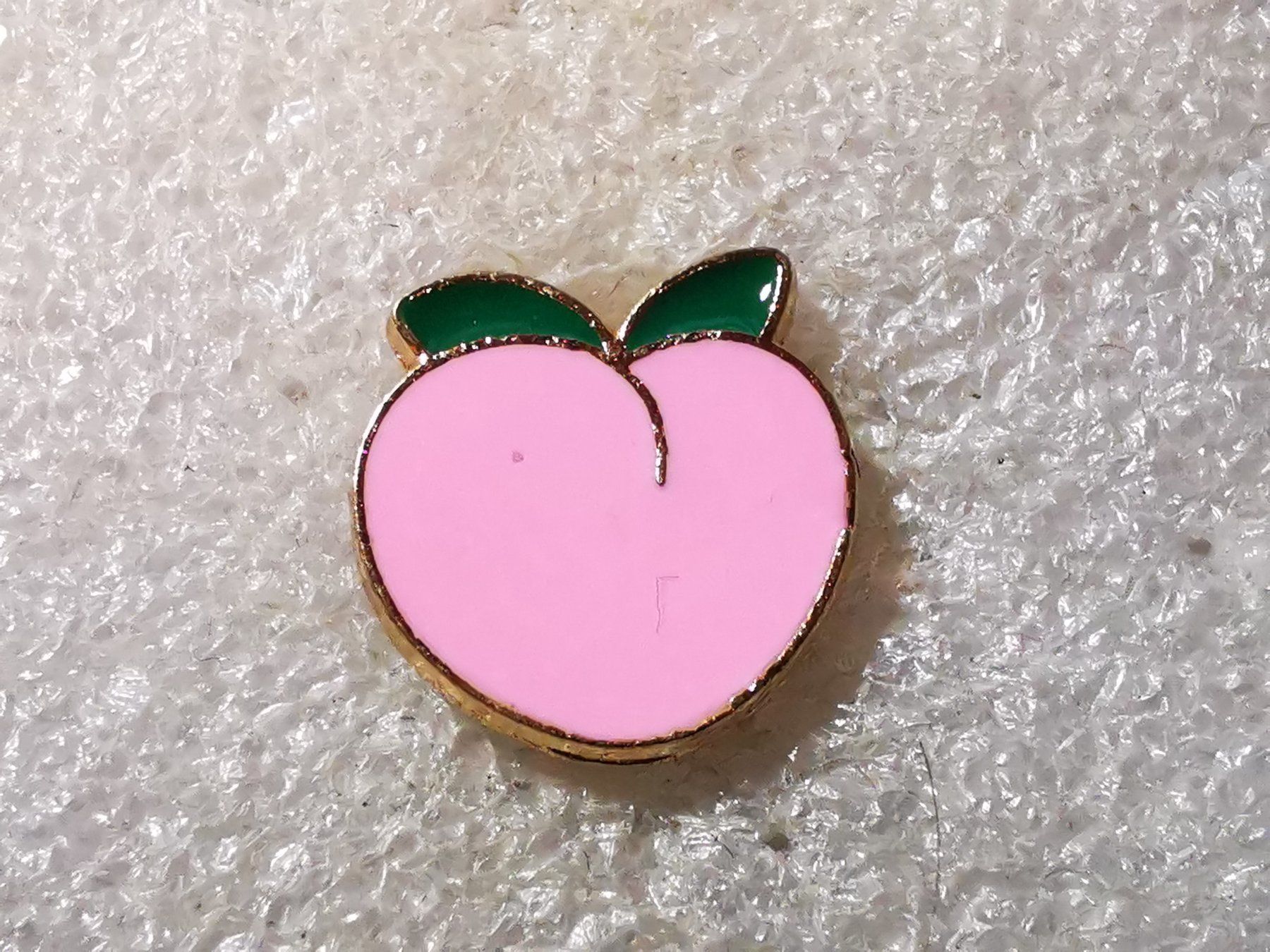 Placchette & Badge: Ansteckpin 55: Pfirsich – Usato da Oppligen venduto da Pin-Fall-Shop