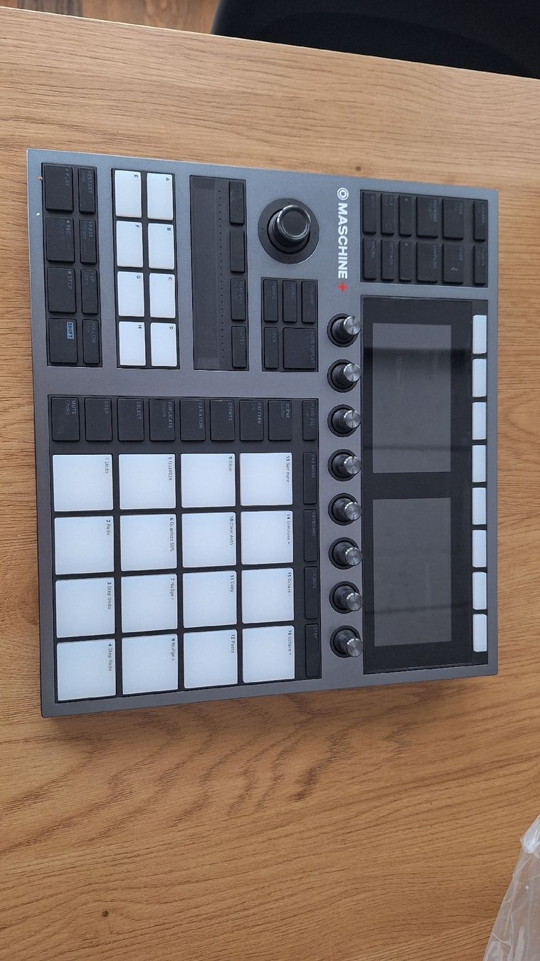 Sistema di controllo: Maschine+ Standalone Production Instrument – Usato da St. Gallen venduto da lilCedio 1
