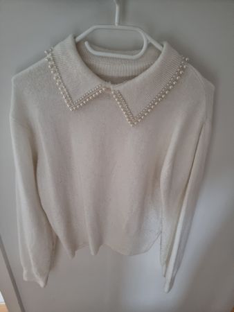 Weisser Strickpullover mit Perlenkragen