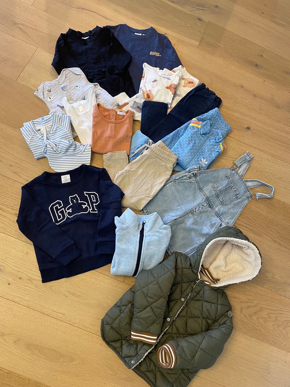 Lotti & Set di vestiti: Kinderkleider Set diverse Marken Grösse 98 – Usato da Dietwil venduto da fio_5j9g
