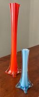 Deux vases vintage en cristal orange et bleu. Années 60.