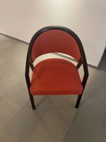 Chaise Knoll Studio - bois noir et feutre rouge orangé