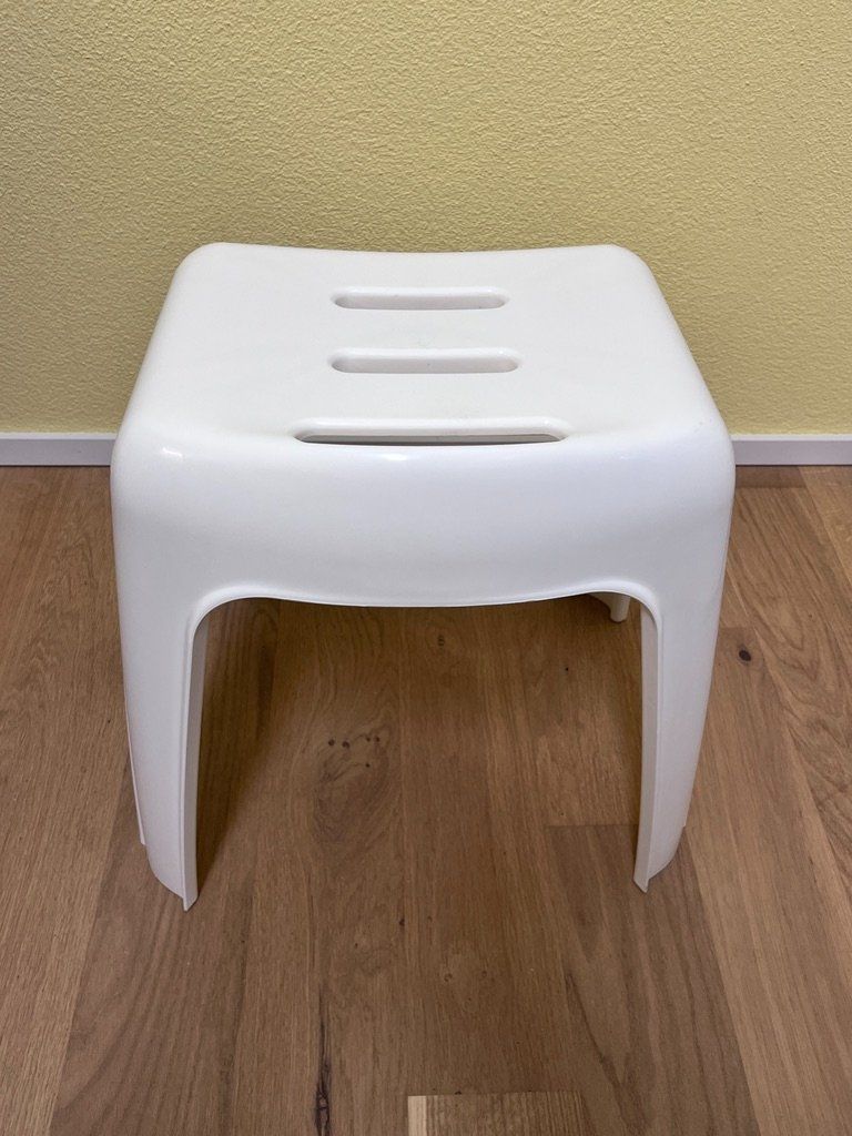 Hocker: Weisser Kunststoff Hocker - Stabil und Praktisch – Gebraucht aus Unterengstringen von hausraus