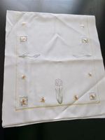 Tischläufer weiss mit Blumenstickerei