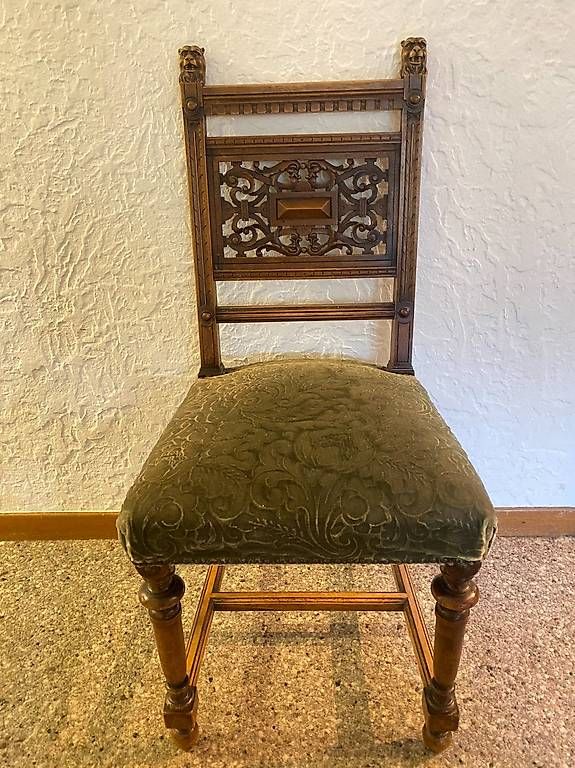 Chaises: Antike Stühle mit Löwenkopfschnitzereien – D'occasion à Bolligen par Stefanidunno 1