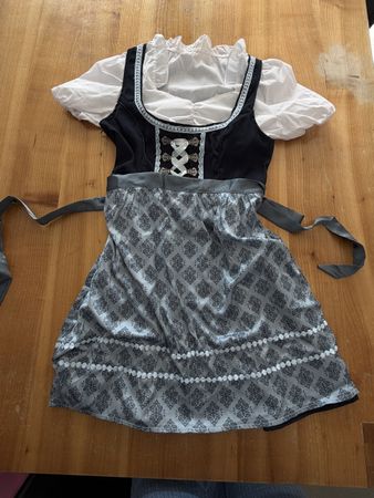 Dirndl mit Bluse und Schürze 