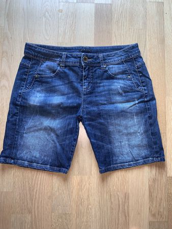 Short en jean Sisley, taille 29, parfait pour l'été!