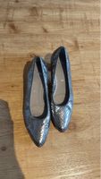 Silberne Ballerinas im Schlangenmuster