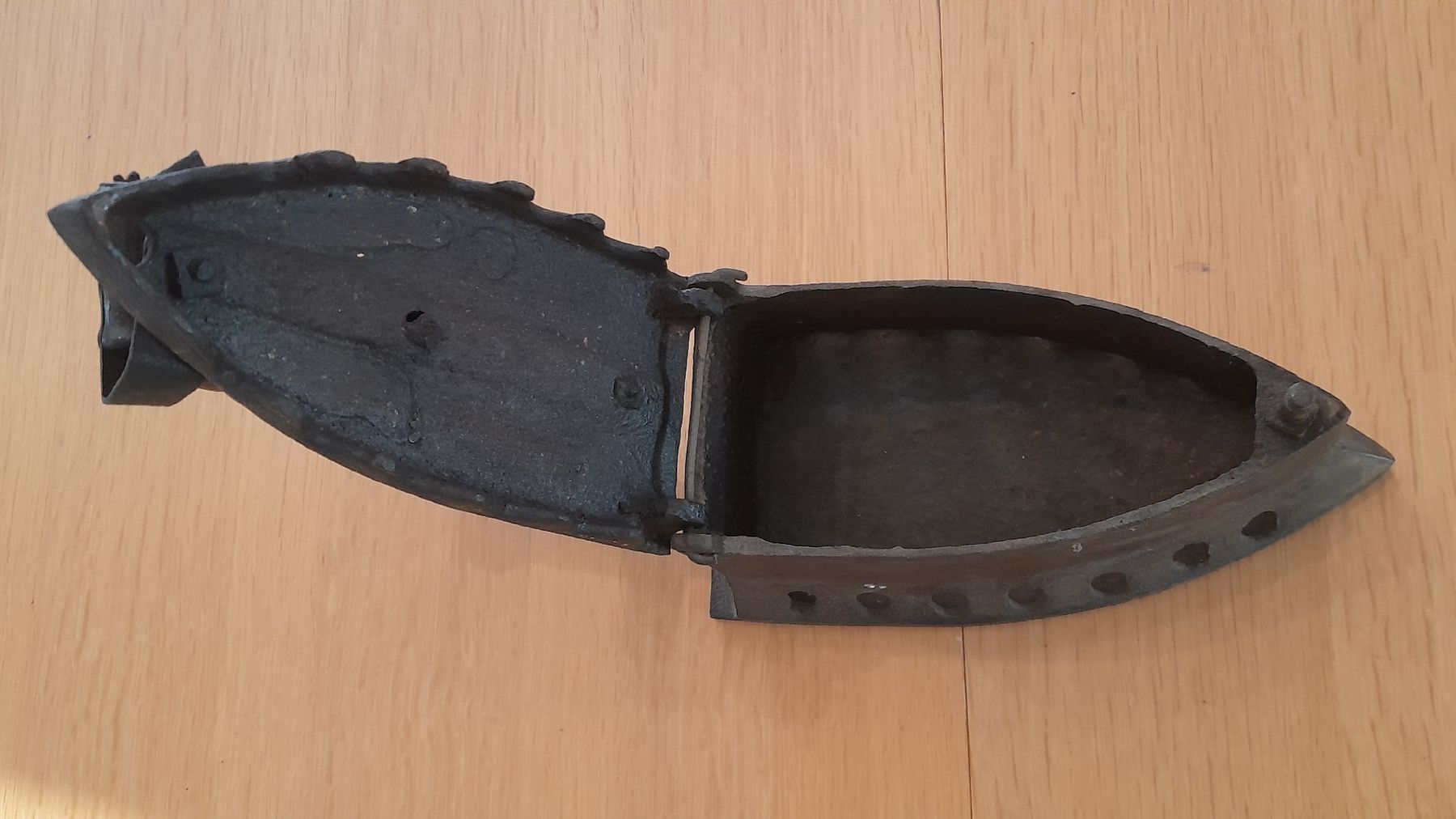 Tutte le decorazioni: Altes Bügeleisen mit Holzgriff antik – Usato da Möriken AG venduto da Topfuel7 3
