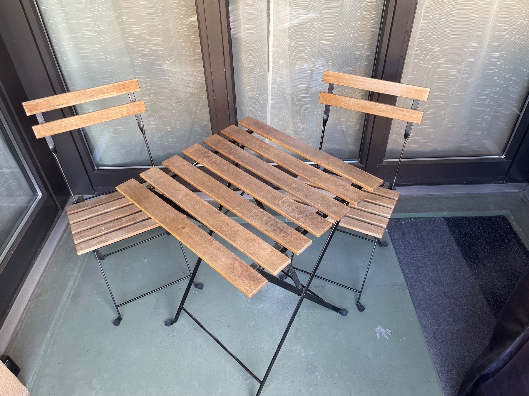 Ikea Set di tavolo e panche: Ein Gartentisch + zwei klappbare Gartenstühle – Usato da Kriens venduto da jon_k2nw