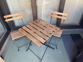 Ein Gartentisch + zwei klappbare Gartenstühle