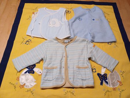 Baby-Kleider (2 Gilet + Jacke), Grösse 68,
