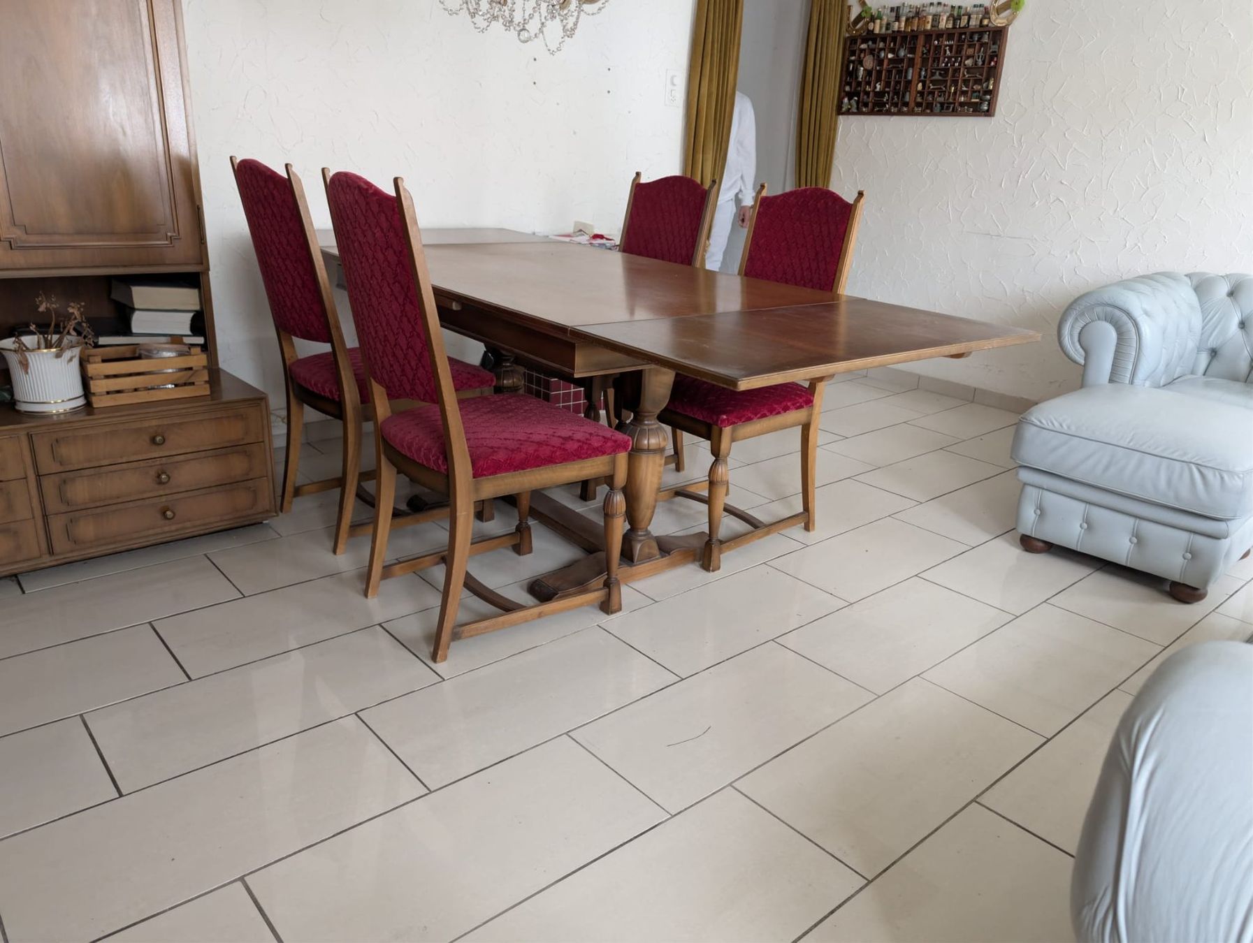 Set di tavolo e panche: Esstisch - Nussbaum mit 6 Stühlen – Usato da Bonstetten venduto da Theo75 1