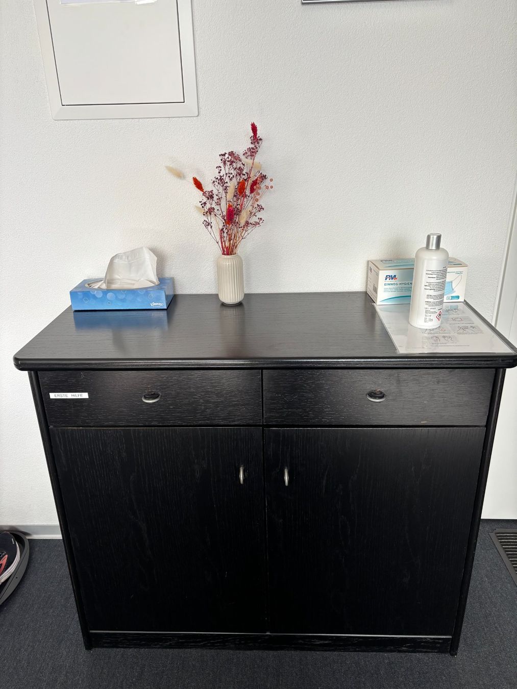 Cassettiere: Sideboard-Set mit Vitrinenaufsatz Schwarz – Usato da Hondrich venduto da Vikes