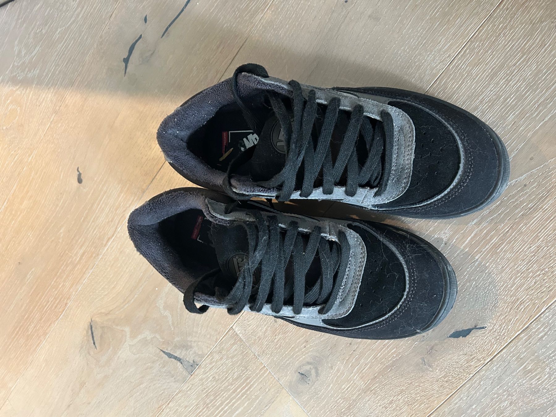 Vans Chaussures hommes: Vans Sneakers black grey used size 42.5 – D'occasion à Baar par sirostoecklin 1
