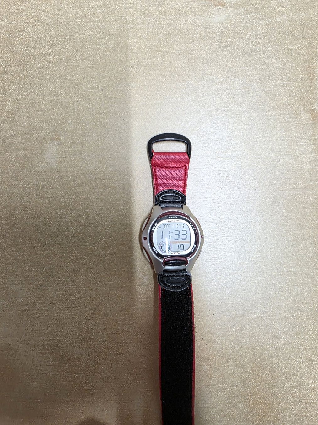 Casio Orologi: Casio Digitaluhr mit rotem Armband – Nuovo (secondo la descrizione) da Küsnacht ZH venduto da jan_8gpd 2