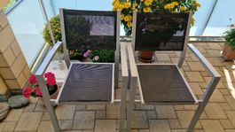 Zwei schöne, solide, stappelbare Gartenstühle