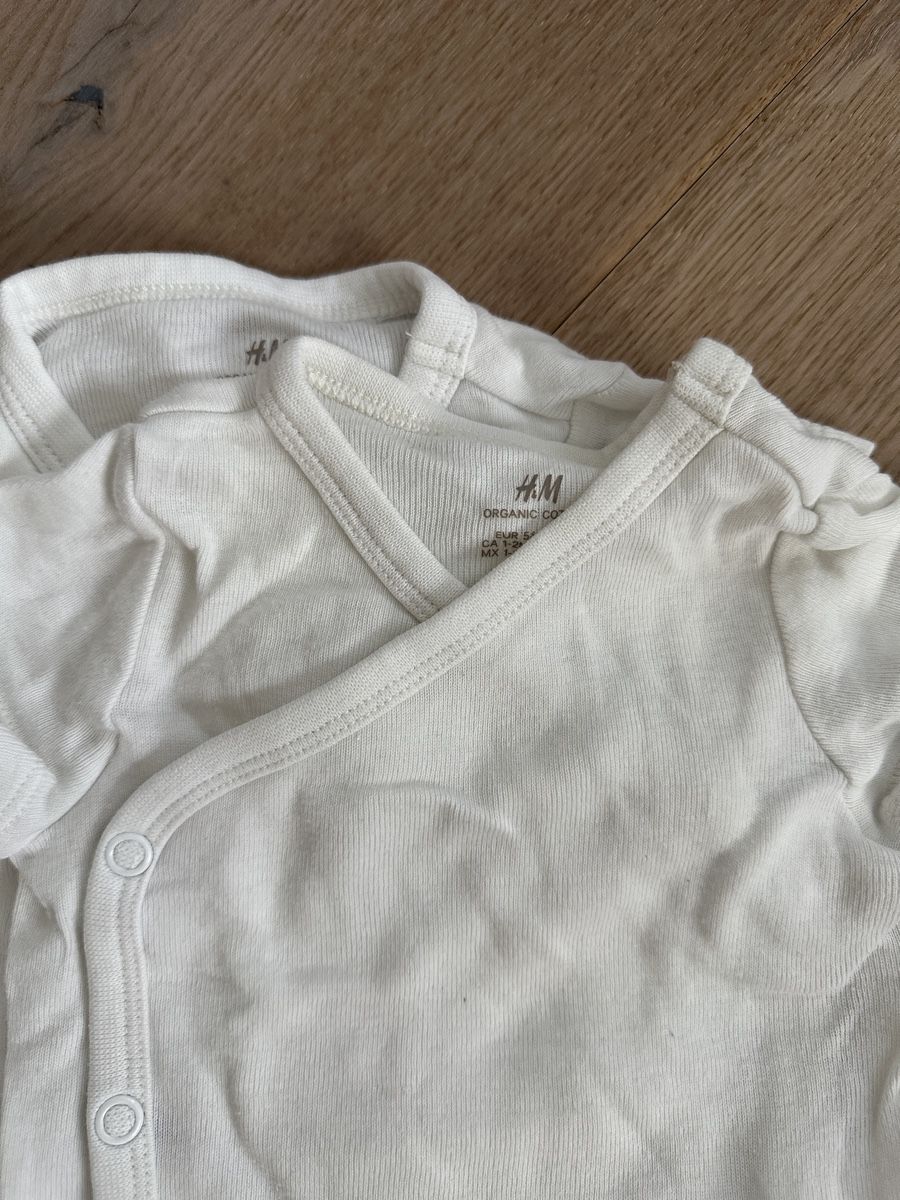 H&M Chemises, Tops & T-shirts: Kurzarm Bodys Gr. 56 – D'occasion à Herzogenbuchsee par GyK87 1