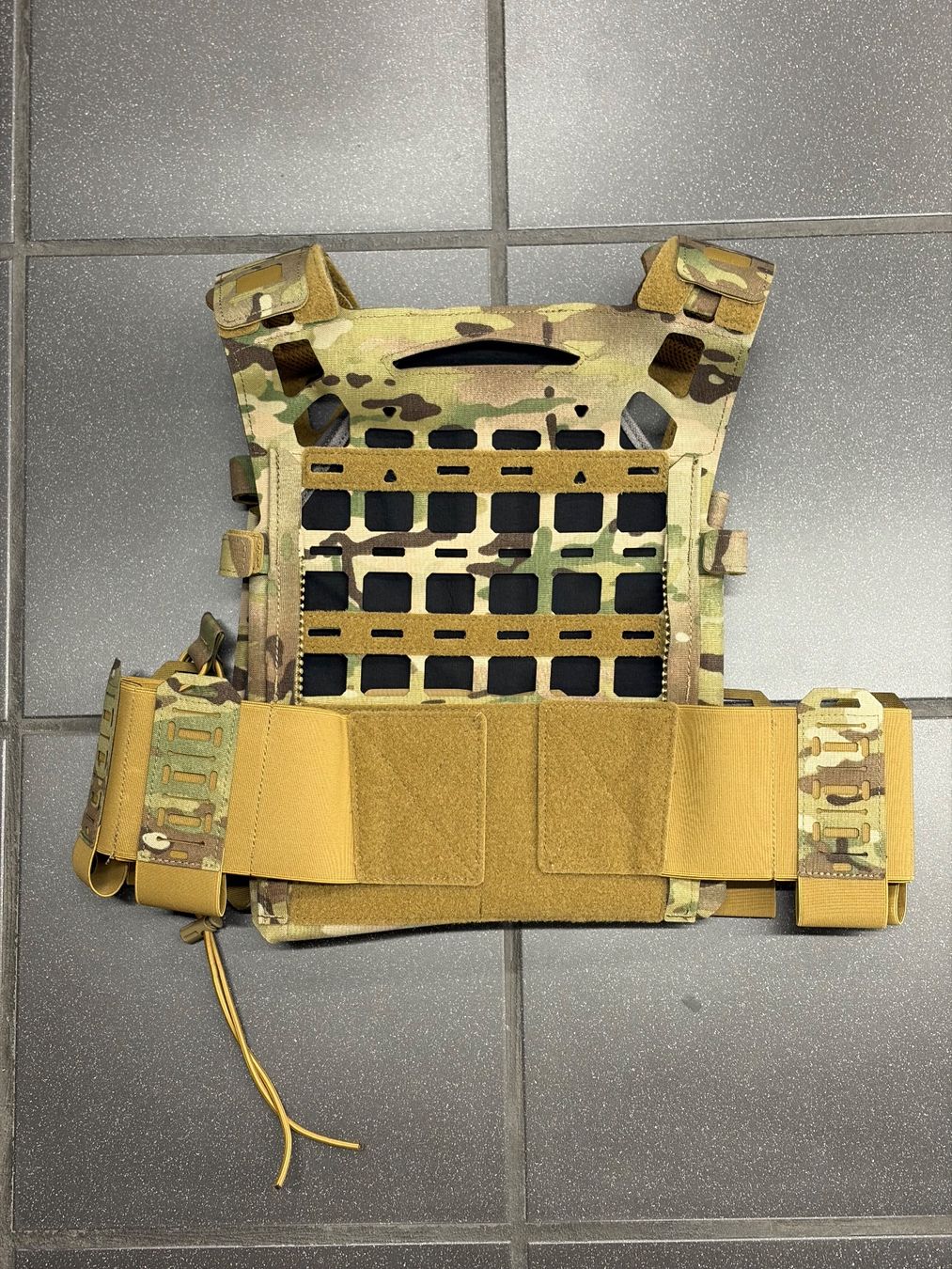 Gilets & Westen: Gilet porte plaques CPC-LP Multicam – Neu (gemäss Beschreibung) aus Villars-Ste-Croix von DarkWerx 1