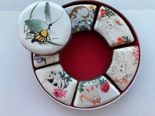 Alle Dekorationen: Dose mit Katzenmotiven auf Seidenstoff, Durchmesser 16 cm – Gebraucht aus Pratteln von Dollshop 3