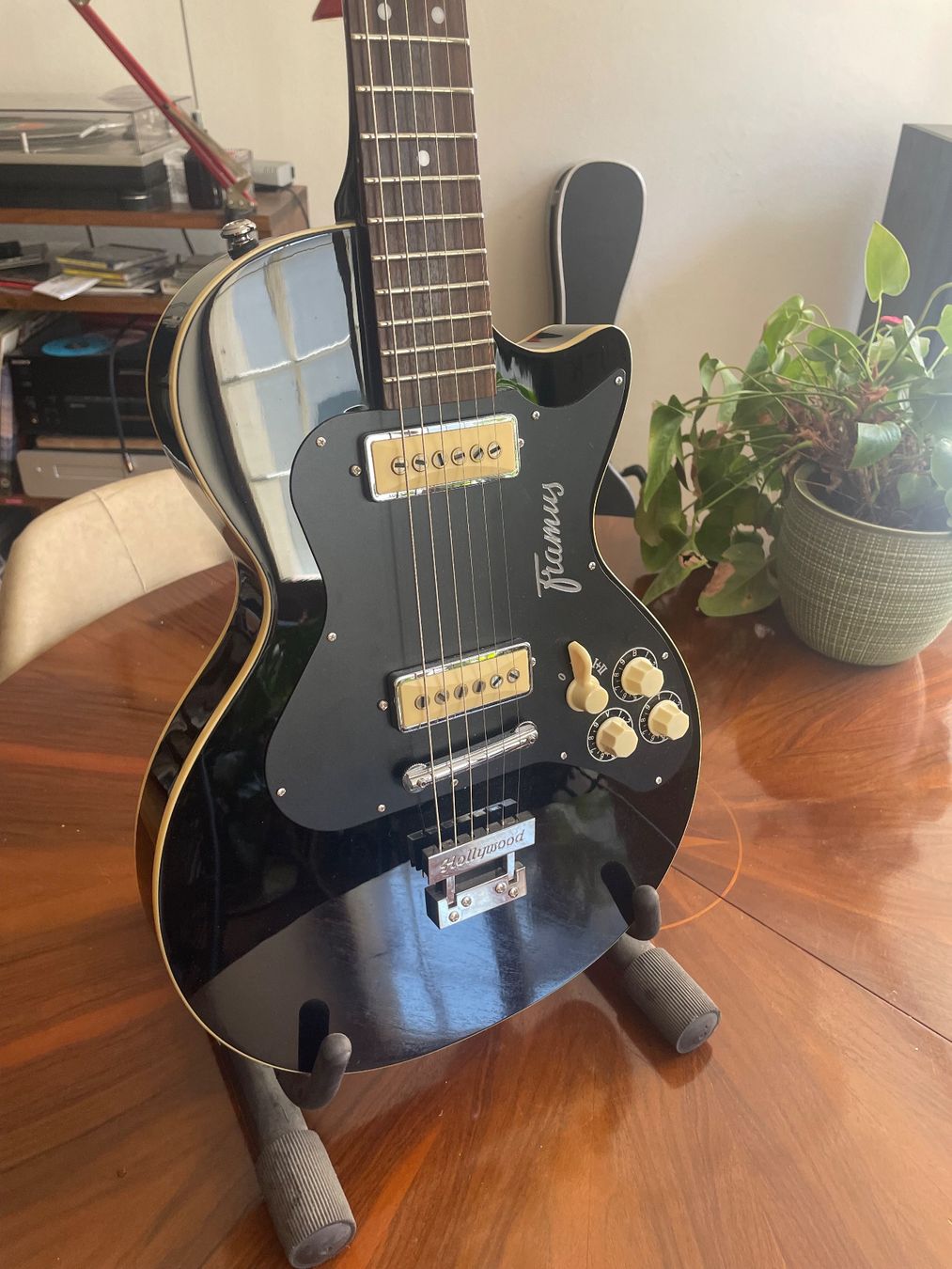 Framus Musikinstrumente: 2011 Framus Hollywood Guitar – Gebraucht aus Zürich von Arcana_Fail