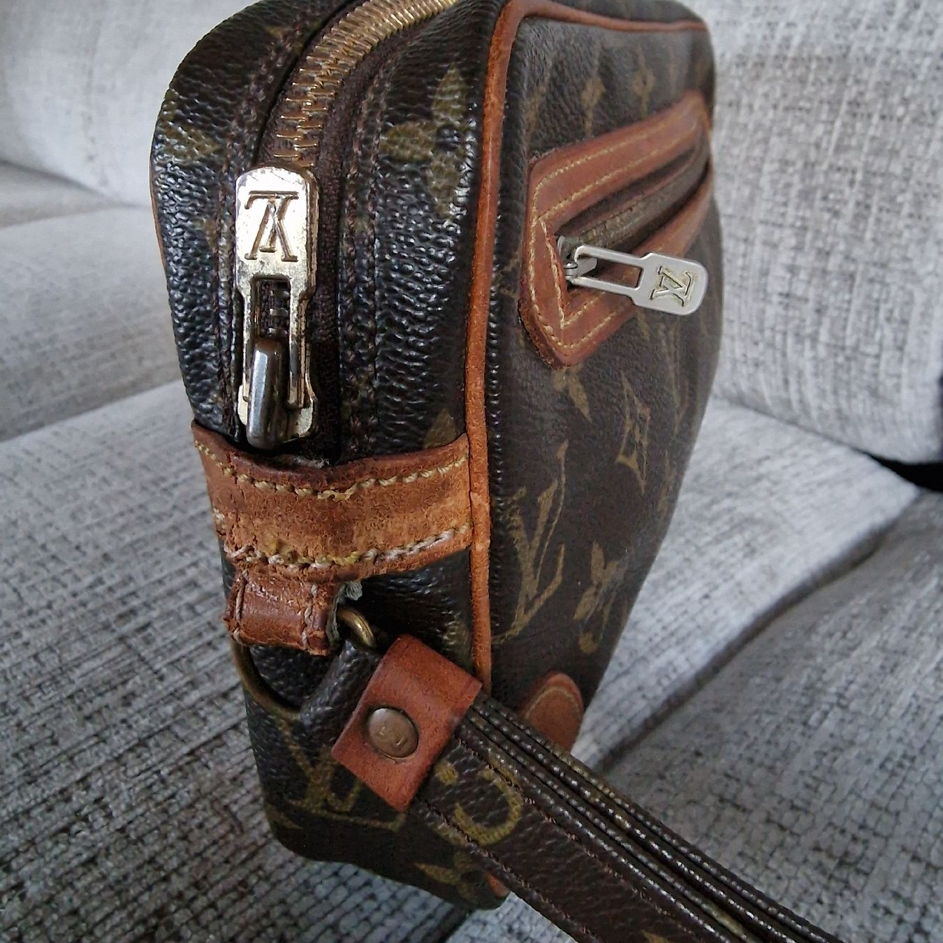 Louis Vuitton Taschen: Louis Vuitton Pochette Monogram Dragonne + Zertifikat – Gebraucht aus Effretikon von 84CK 4