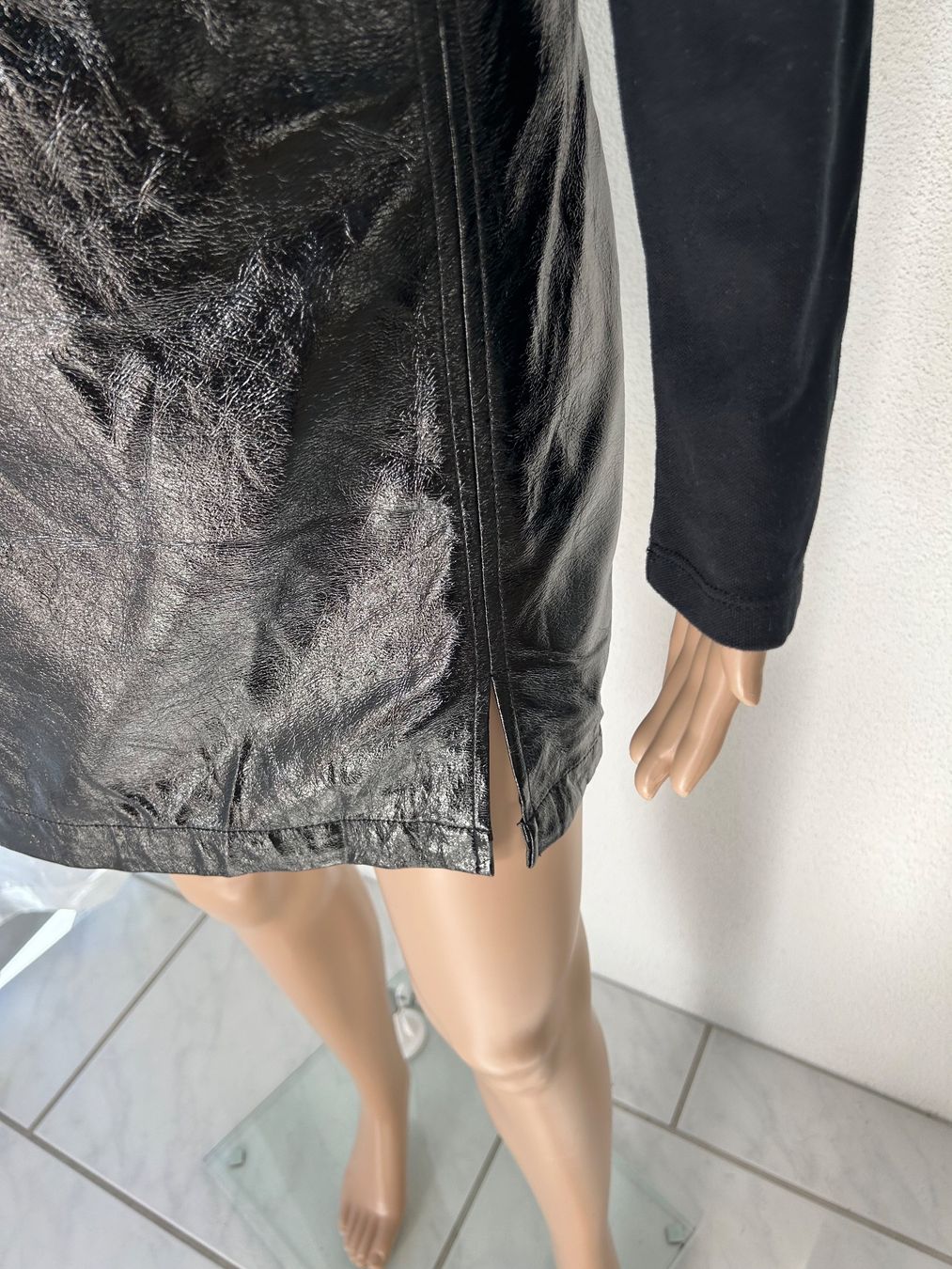 Gonne: Black Mini Skirt with Shiny Effect and Side Slit – Nuovo (secondo la descrizione) da Saland venduto da ele_vc96 3