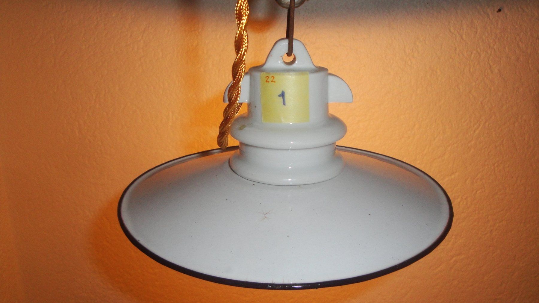 Lampade: Kellerlampe mit Emaillierter Lampenschirm – Usato da Zürich venduto da Paykan 1