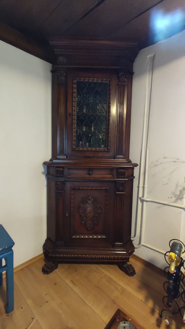 Vitrinen: Eckschrank Nussbaum mit Glasfront – Gebraucht aus Trun von sta_qg85 1