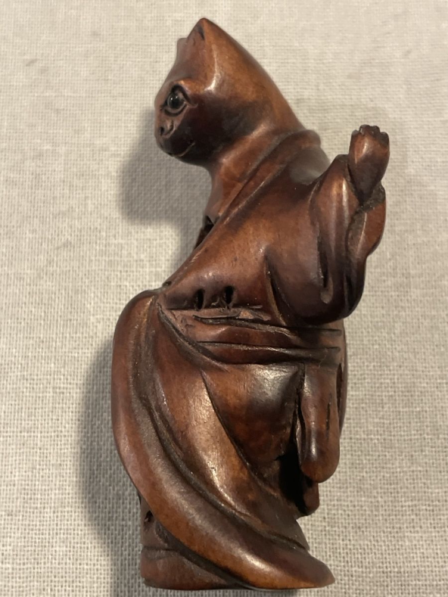 Statuette: Netsuke Holz, Katze  stehend, signiert – Usato da Embrach venduto da Gauvain1 1