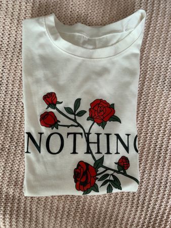 T-shirt blanc avec écriture Nothing et roses