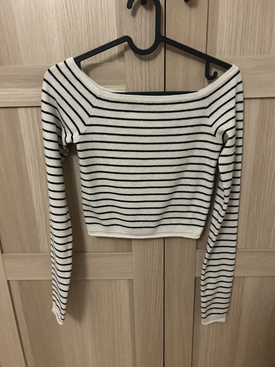 Pullover & Sweatshirts: Trendiger leichte Pullover, schulterfrei, Grösse M (eher S) – Gebraucht aus Gattikon von salomefrehner