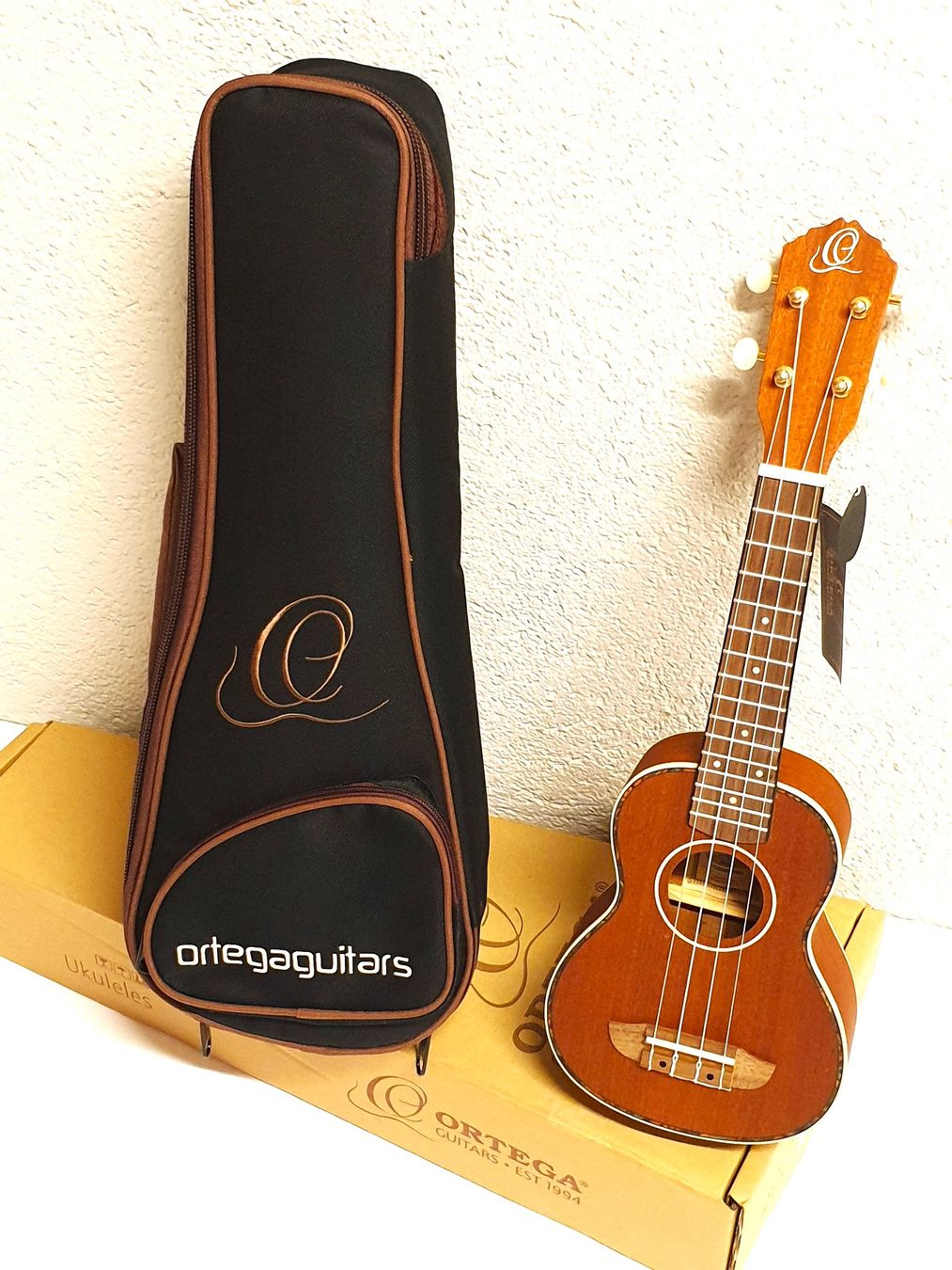 Musikinstrumente: Sopran-Ukulele  ORTEGA  RU 10 mit Etui – Neu und originalverpackt aus Wöschnau von Musikhaus-Luethy5012 1