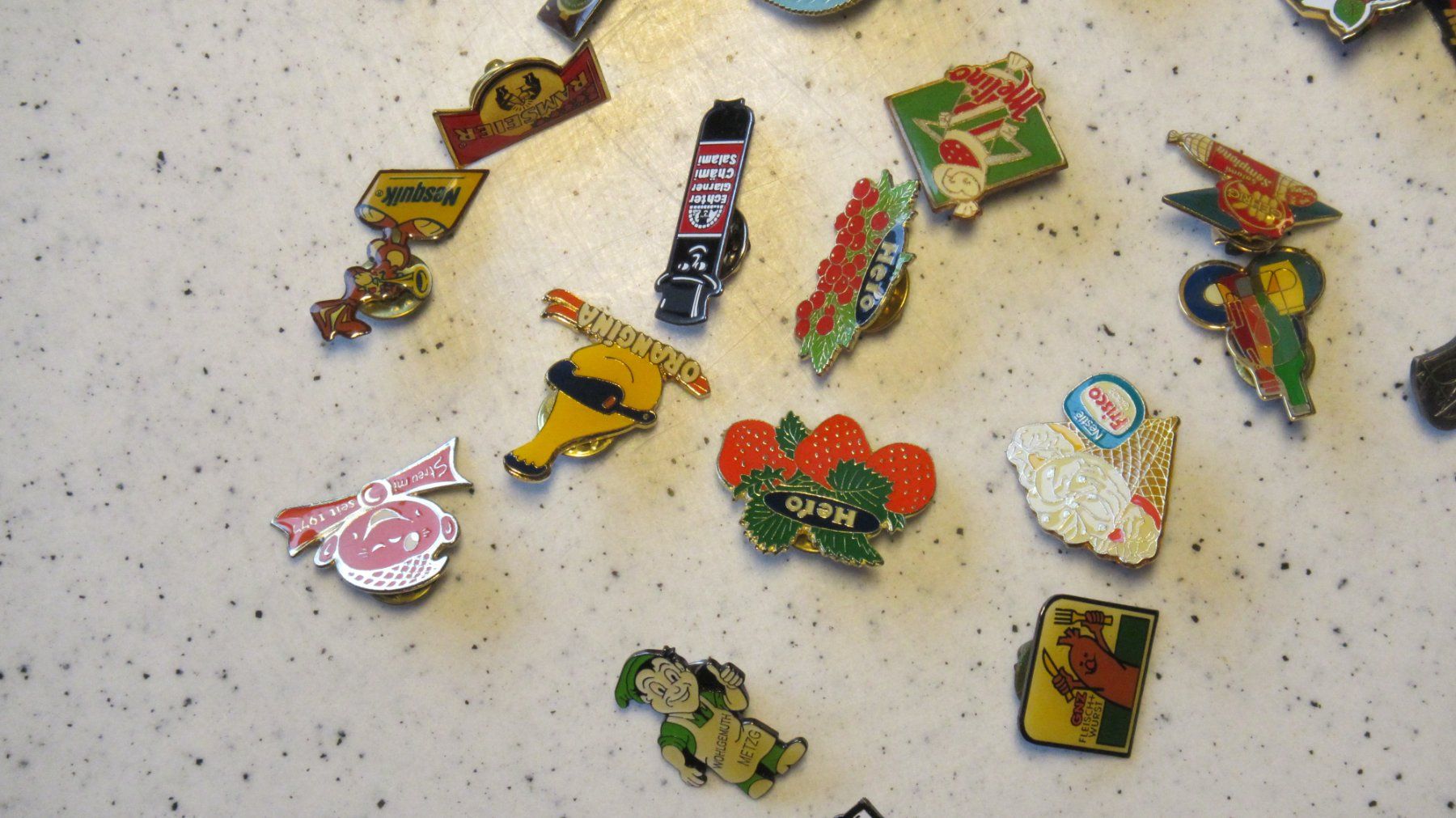 Placchette & Badge: 34 diverse Pins – Usato da Rafz venduto da stg101 2