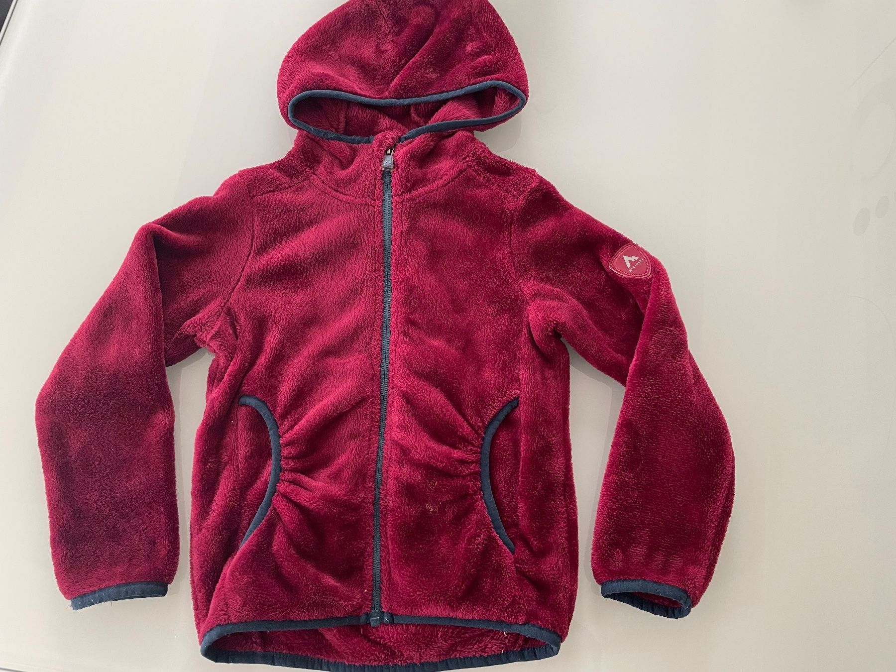 Mckinley Jacken & Mäntel: Mädchenjacke mit kapuze 116 bordo rot – Gebraucht aus Pfeffingen von Purzzeli