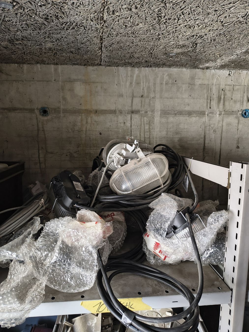 Composants électroniques: stromermaterial – Défectueux à Oberhelfenschwil par Leanhar13 9