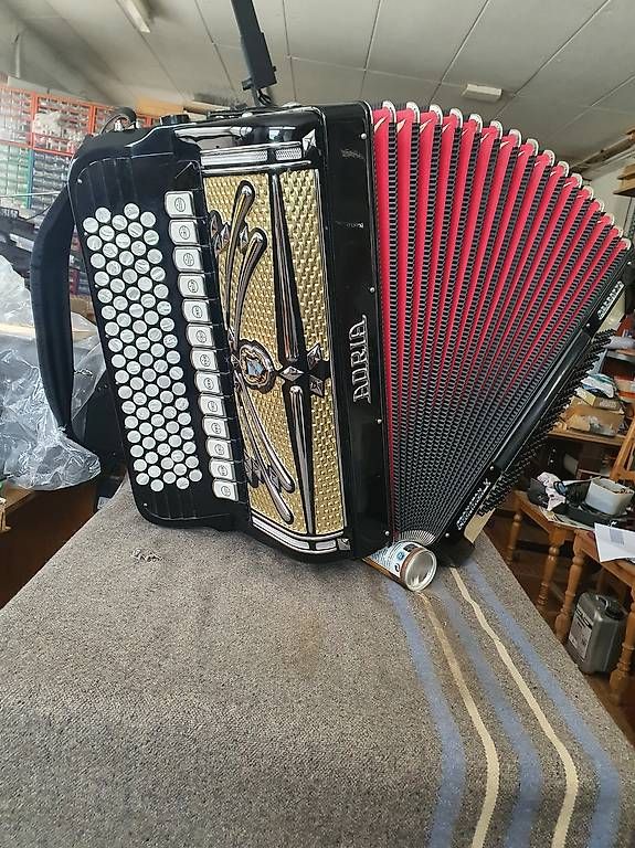 Strumenti musicali: Accordeon ADRIA neuf. – Nuovo e nell'imballaggio originale da Villarepos venduto da Event_Crom