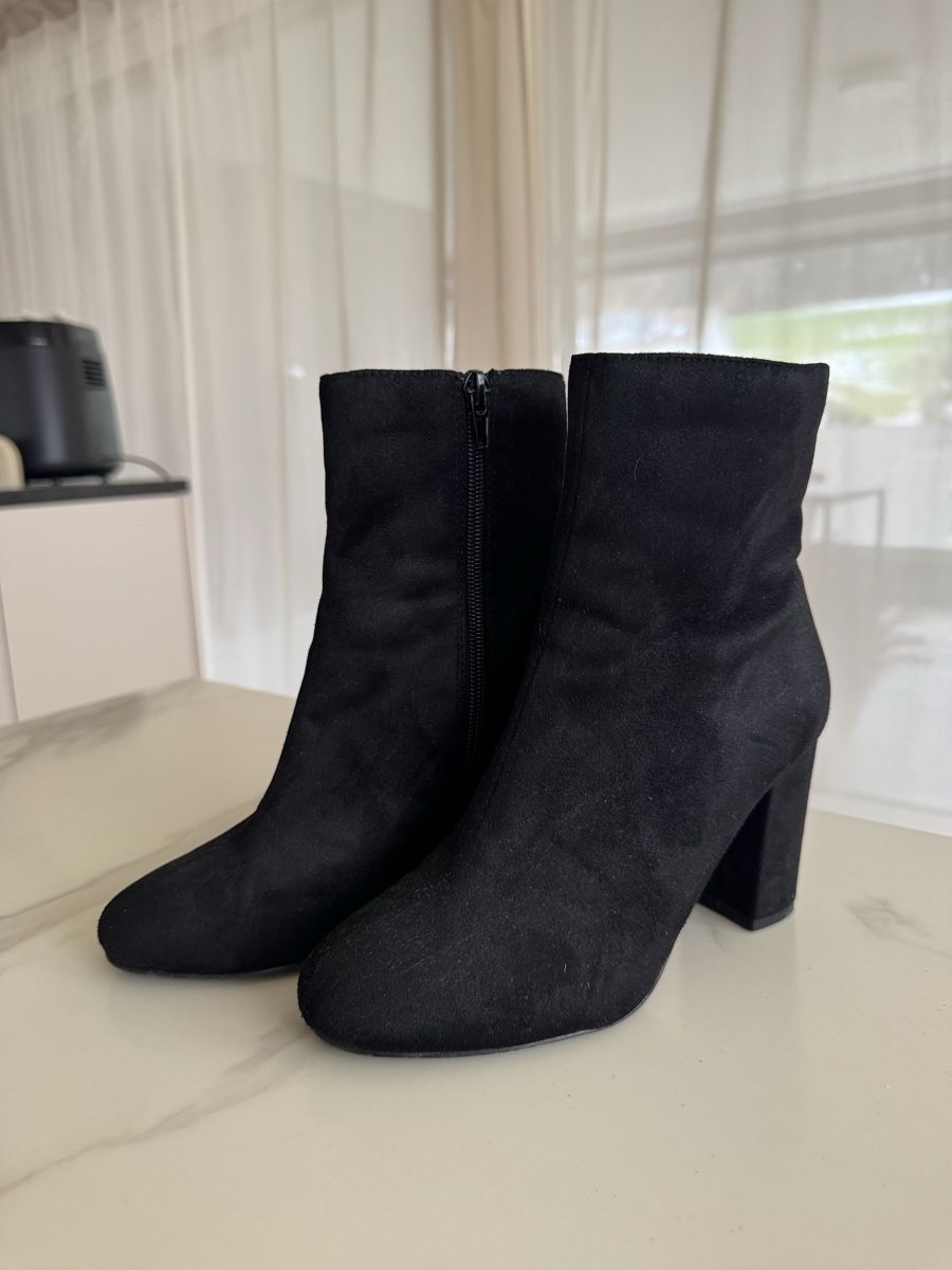 Scarpe da donna: Schwarze Wildleder Stiefeletten - Grösse 37 – Usato da Rickenbach LU venduto da Steffischuepfer 1