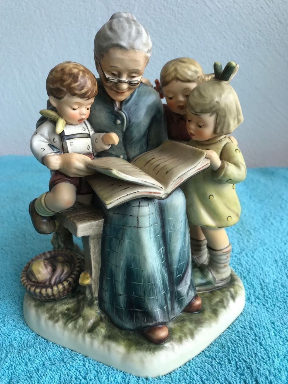 Hummel Statuette: Hummelfigur Grossmütterchen erzählt – Nuovo e nell'imballaggio originale da Siebnen venduto da Trans-Am