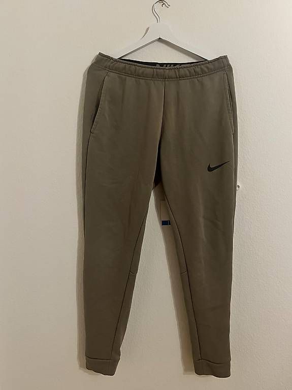 Nike Pantaloni: Nike Jogginghose Grösse M – Usato da Basel venduto da mas_7m5n