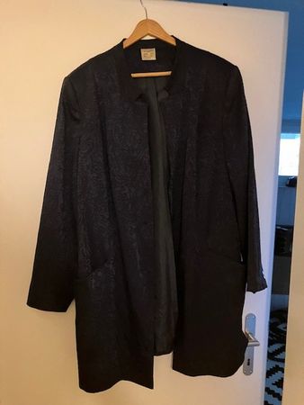 dunkelblauer, kragenloser blazer