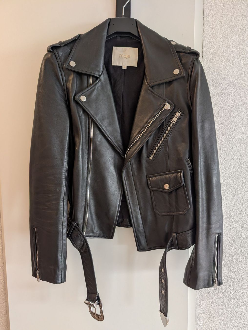 Maje Giacche: Schwarze Lederjacke von Maje, Grösse 36 – Usato da Lausanne venduto da oneroi
