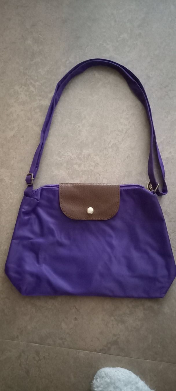 Taschen für Damen: 1neue violette Anhängetasche – Neu und originalverpackt aus Frick von sika1960