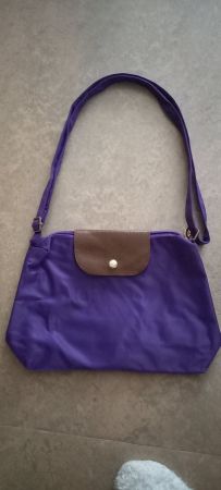 1neue violette Anhängetasche