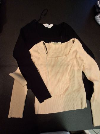 2 H&M Langarmshirts gerippt schwarz beige Gr. 146/152