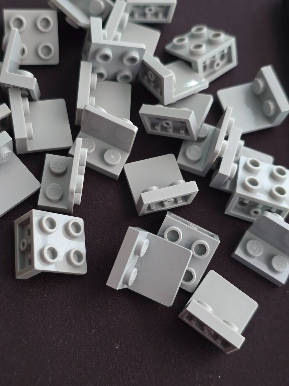 Lego Kit di costruzioni: Lego 20x Winkelplatte 1x2/2x2(99207)hellgrau – Usato da Basel venduto da Swi-7621