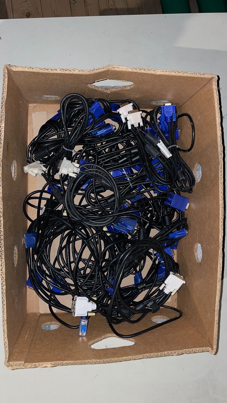 Kabel: Posten Video VGA und DVI Kabel – Gebraucht aus Ehrendingen von Cyrilf99