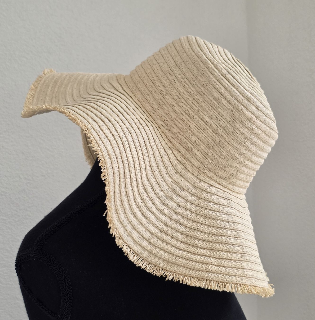 Copricapi, berretti & cappellini: Sonnenhut Papier beige mit Fransen neuwertig – Nuovo (secondo la descrizione) da Rheinsulz venduto da Gilea 2