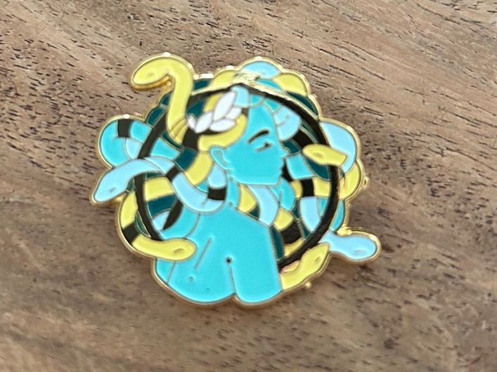 Placchette & Badge: Pin Medusa / Schlangen – Nuovo e nell'imballaggio originale da Geneve venduto da vane267